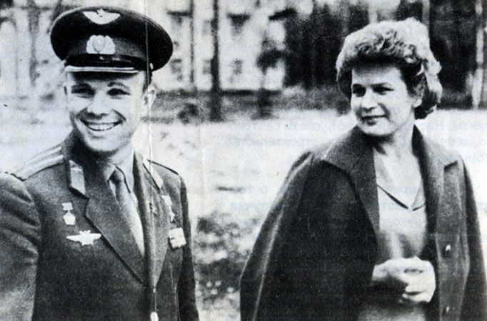 Юрий Гагарин и Валентина Терешкова на улицах Звездного. Год 1964.